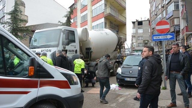 Ordu'da beton mikserinin çarptığı 11 yaşındaki çocuk öldü Ordu'da beton mikserinin çarptığı 11 yaşındaki çocuk öldü