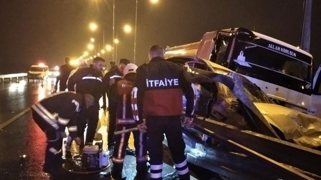 Su tankeri ile otomobil çarpıştı: Yaralılar var Su tankeri ile otomobil çarpıştı: Yaralılar var