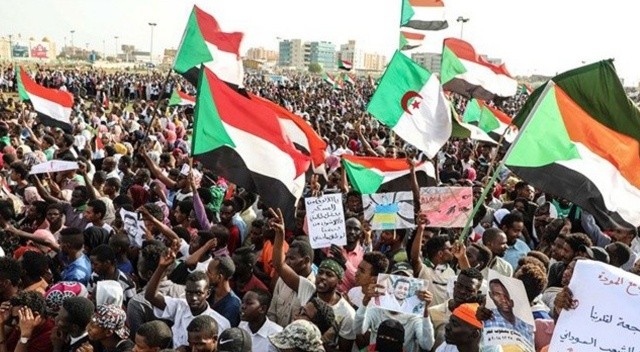 Sudan'da protestoların şiddeti arttı! Ölü sayısı 45'e yükseldi Sudan'da protestoların şiddeti arttı! Ölü sayısı 45'e yükseldi
