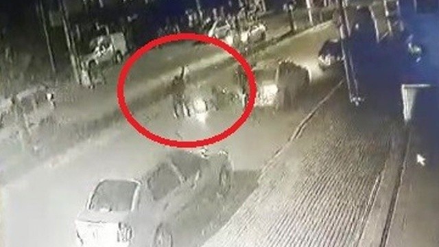 Trafik magandaları yine sahnede: Kadın kuryeyi acımasızca darp ettiler