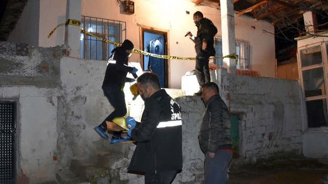 Yaşlı adamı darp edip, gasp ettiler!