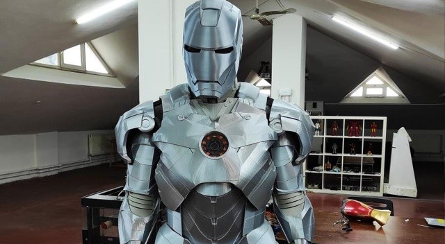 Yerli Iron Man: Derisinin altına yerleştirdiği çiple ateş edebiliyor Yerli Iron Man: Derisinin altına yerleştirdiği çiple ateş edebiliyor