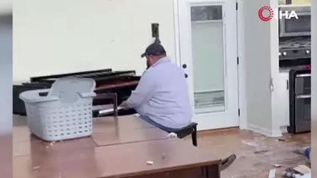 Yıkıntıların arasında sanat: Hortumda yıkılan evinde piyano çaldı Yıkıntıların arasında sanat: Hortumda yıkılan evinde piyano çaldı