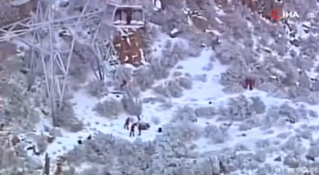 ABD'de arızalanan teleferikte en az 20 kişi mahsur kaldı ABD'de arızalanan teleferikte en az 20 kişi mahsur kaldı