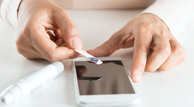 ABD’li uzmanlar akıllı telefonla yapılabilen Covid-19 testi geliştirildi ABD’li uzmanlar akıllı telefonla yapılabilen Covid-19 testi geliştirildi