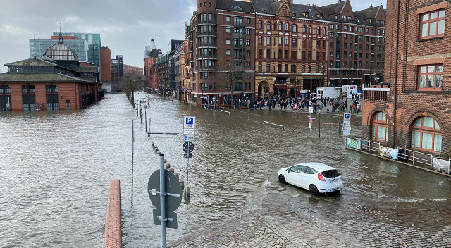 Almanya’yı “Nadia” vurdu! Hamburg’da alarm verildi Almanya’yı “Nadia” vurdu! Hamburg’da alarm verildi