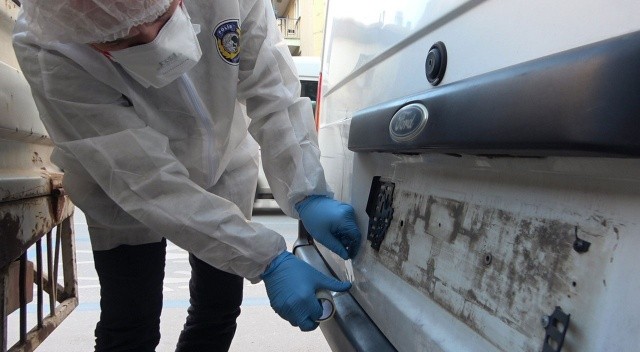 Bir mahalle diken üstünde: Araçlara dadandılar, 30 plaka çaldılar Bir mahalle diken üstünde: Araçlara dadandılar, 30 plaka çaldılar