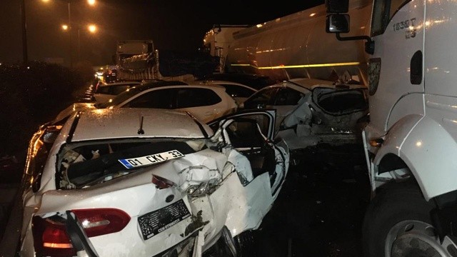 Gaziantep&#039;te 11 araç birbirine girdi, çok sayıda yaralı var
