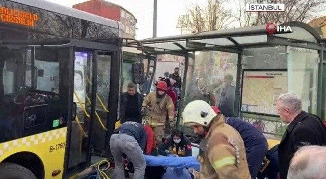 İETT otobüsü durağa daldı: Çok sayıda yaralı var İETT otobüsü durağa daldı: Çok sayıda yaralı var