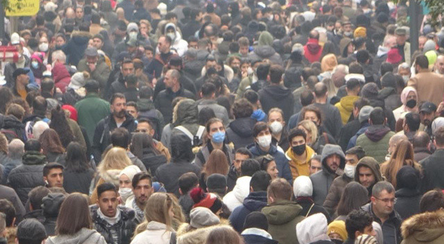İstanbullular güzel havada İstiklal Caddesi'ne akın etti İstanbullular güzel havada İstiklal Caddesi'ne akın etti