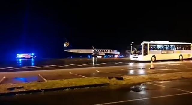 Kabin içinde yangın çıktı, yolcu uçağı acil iniş yaptı Kabin içinde yangın çıktı, yolcu uçağı acil iniş yaptı