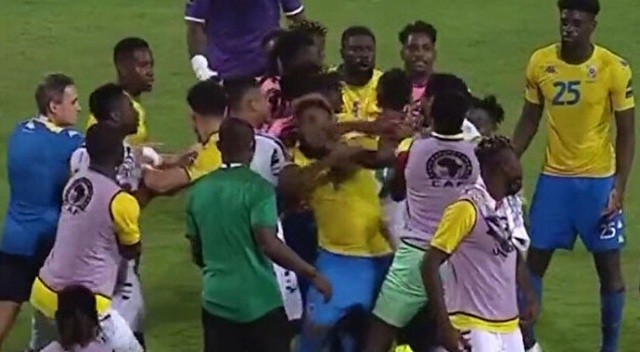 Maç sonu ortalık savaş alanına döndü! Süper Lig’in yıldız ismi rakibine yumruk attı Maç sonu ortalık savaş alanına döndü! Süper Lig’in yıldız ismi rakibine yumruk attı