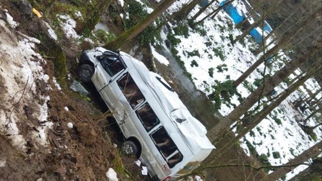 Rize’de tur minibüsü devrildi: Yaralılar var Rize’de tur minibüsü devrildi: Yaralılar var