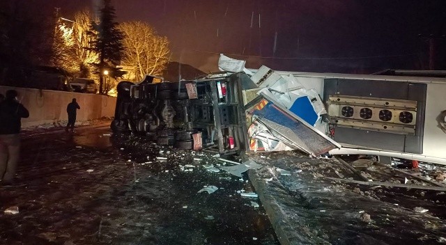 Sivas&#039;ta yolcu otobüsü devrilen tıra çarptı: 1 ölü, 27 yaralı
