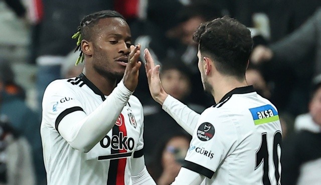 Soyunma odasına inen Çebi'den futbolculara motivasyon Soyunma odasına inen Çebi'den futbolculara motivasyon