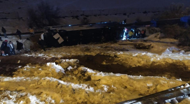 Yolcu otobüsü şarampole uçtu: 3'ü ağır 25 yaralı Yolcu otobüsü şarampole uçtu: 3'ü ağır 25 yaralı