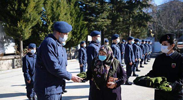 83 yaşındaki Ayşe nine ördüğü patikleri askerlere teslim etti 83 yaşındaki Ayşe nine ördüğü patikleri askerlere teslim etti