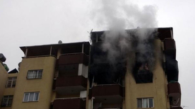 Akıl almaz olay! Eşine kızdı, çocuklarının da bulunduğu evi yaktı
