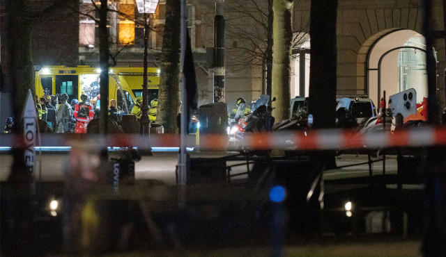 Amsterdam&#039;da rehine krizi! Silahlı saldırgan Apple mağazasına girdi