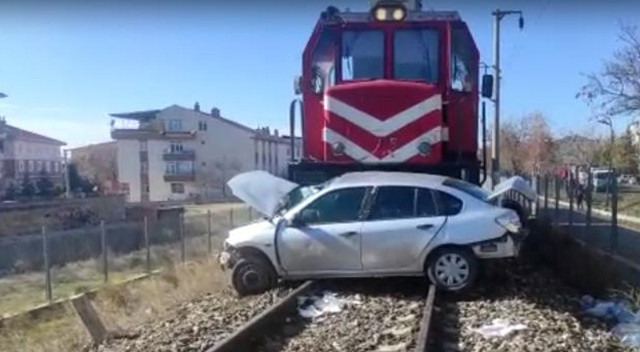 Ankara'da yük treni ile otomobil çarpıştı: Ölü ve yaralılar var Ankara'da yük treni ile otomobil çarpıştı: Ölü ve yaralılar var