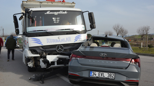 Biga&#039;da kamyon otomobille çarpıştı, ölü ve yaralılar var