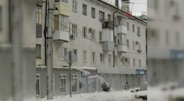 Çatıdaki buzlar anne ve bebeğin üzerine düştü Çatıdaki buzlar anne ve bebeğin üzerine düştü