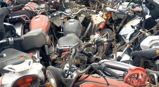 Değerleri milyonluk: Kaderine terk edilen binlerce araç otoparkta çürüyor Değerleri milyonluk: Kaderine terk edilen binlerce araç otoparkta çürüyor