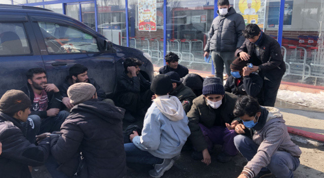 Düzensiz göçmenlerin yolculuğu Kars’ta son buldu Düzensiz göçmenlerin yolculuğu Kars’ta son buldu