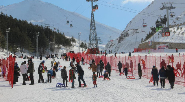 Erzurum’a yerli ve yabancı turist akını! 10 günde 300 bin kişi geldi Erzurum’a yerli ve yabancı turist akını! 10 günde 300 bin kişi geldi