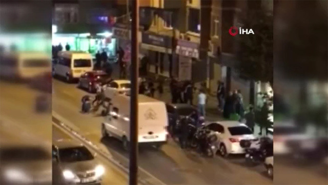 Esenler‘de dönercilerin kavgası kanlı bitti, ortalık savaş alanına döndü Esenler‘de dönercilerin kavgası kanlı bitti, ortalık savaş alanına döndü