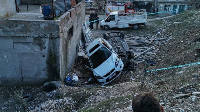 Feci kaza: Önce bir araca ardından yayaya çarptı Feci kaza: Önce bir araca ardından yayaya çarptı