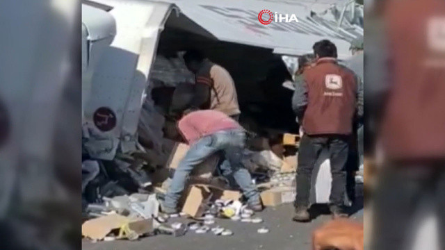 Feci kaza! Sürücü öldü, etraftakiler aracını yağmaladı