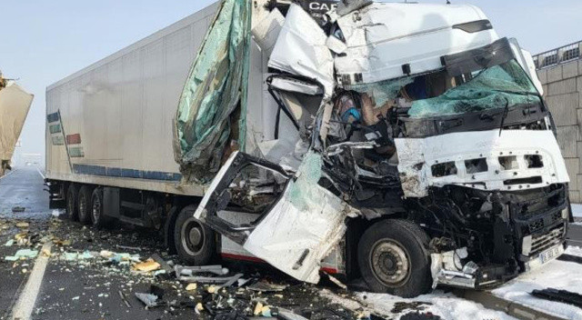 Feci kaza! Tır kağıt gibi ezildi Feci kaza! Tır kağıt gibi ezildi
