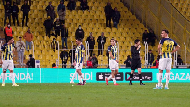 Fenerbahçe kendi evinde Başakşehir’e mağlup oldu: Kadıköy'de istifa sesleri