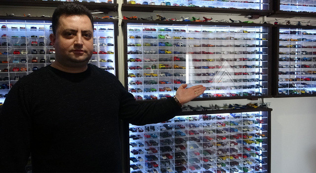 Gözü gibi bakıyor, eldivensiz dokunamıyor: Değeri gerçek otomobille eşdeğer
