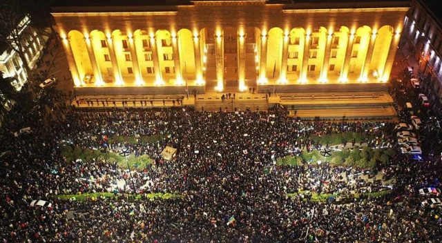 Gürcistan'da 'Rusya'ya' dev protesto: Binlerce kişi Ukrayna için toplandı Gürcistan'da 'Rusya'ya' dev protesto: Binlerce kişi Ukrayna için toplandı