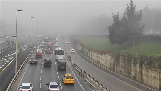İstanbul&#039;u sis kapladı