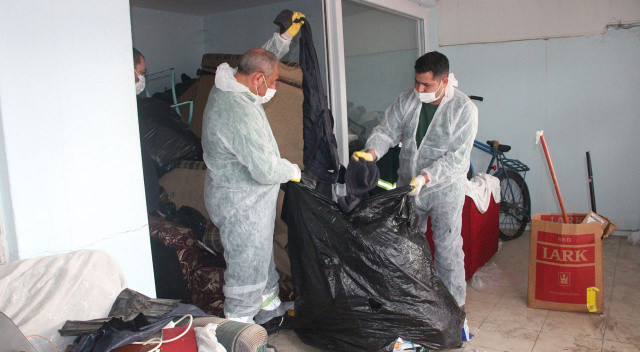 İzmir'de çöp ev şaşkınlığı: İki günde zor temizlendi İzmir'de çöp ev şaşkınlığı: İki günde zor temizlendi