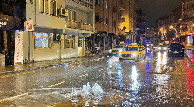 İzmir&#039;de sağanak: Yol çöktü, ev ve iş yerlerini su bastı