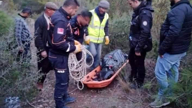 Kayalıklarda erkek cesedi bulundu Kayalıklarda erkek cesedi bulundu