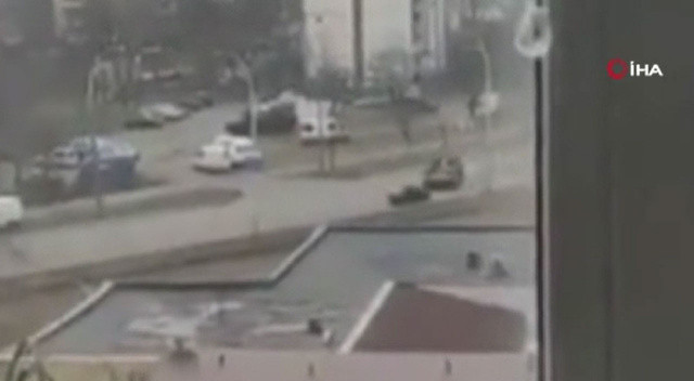 Korkunç anlar kamerada: Ukrayna'da Rus tankı sivil aracı ezdi Korkunç anlar kamerada: Ukrayna'da Rus tankı sivil aracı ezdi