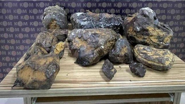 Mersin'de 10 milyon lira değerinde 'balina kusmuğu' ele geçirildi Mersin'de 10 milyon lira değerinde 'balina kusmuğu' ele geçirildi