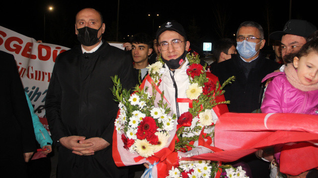 Olimpiyatlar&#039;da tarih yazan Furkan Akar, memleketine döndü
