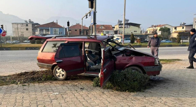 Otomobil tıra arkadan çarptı, 2 kişi ölümden döndü Otomobil tıra arkadan çarptı, 2 kişi ölümden döndü