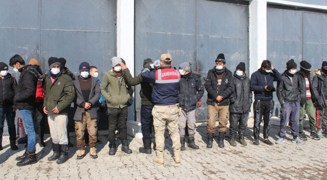 Say say bitmedi: İki minibüsten 107 düzensiz göçmen çıktı