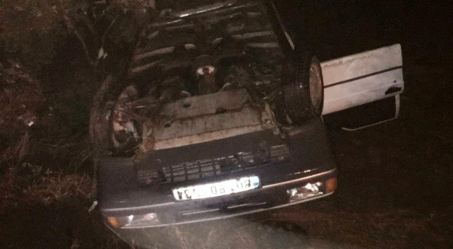 Takla atan otomobilden burunları bile kanamadan kurtuldular Takla atan otomobilden burunları bile kanamadan kurtuldular