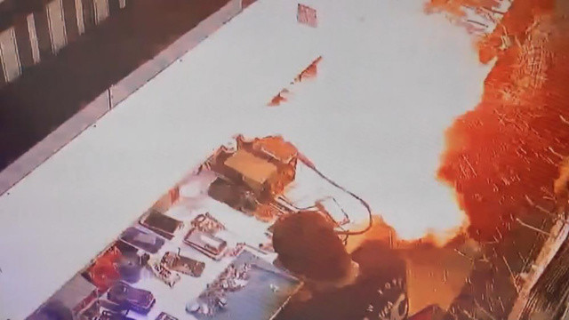 Tamir etmek istediği telefon elindeyken bomba gibi patladı Tamir etmek istediği telefon elindeyken bomba gibi patladı