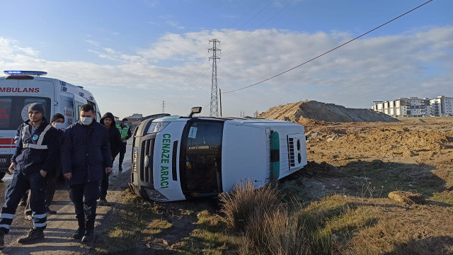 Tekirdağ&#039;da cenaze aracı devrildi, 2 kişi yaralandı