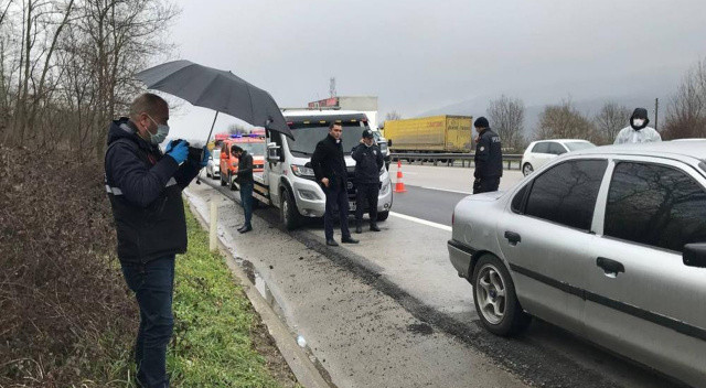 TEM&#039;de yol ortasında duran otomobil içinde ölü bulundu