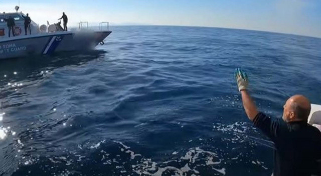 Türk balıkçıdan Yunan botuna ayar: Burası uluslararası sular